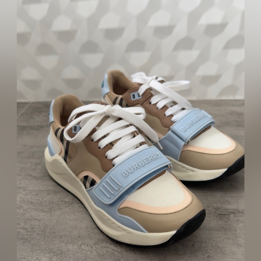 Burberry Women's Ramsey Story Low Top Sneakers Size 7 (37) - Picture 4 of 17